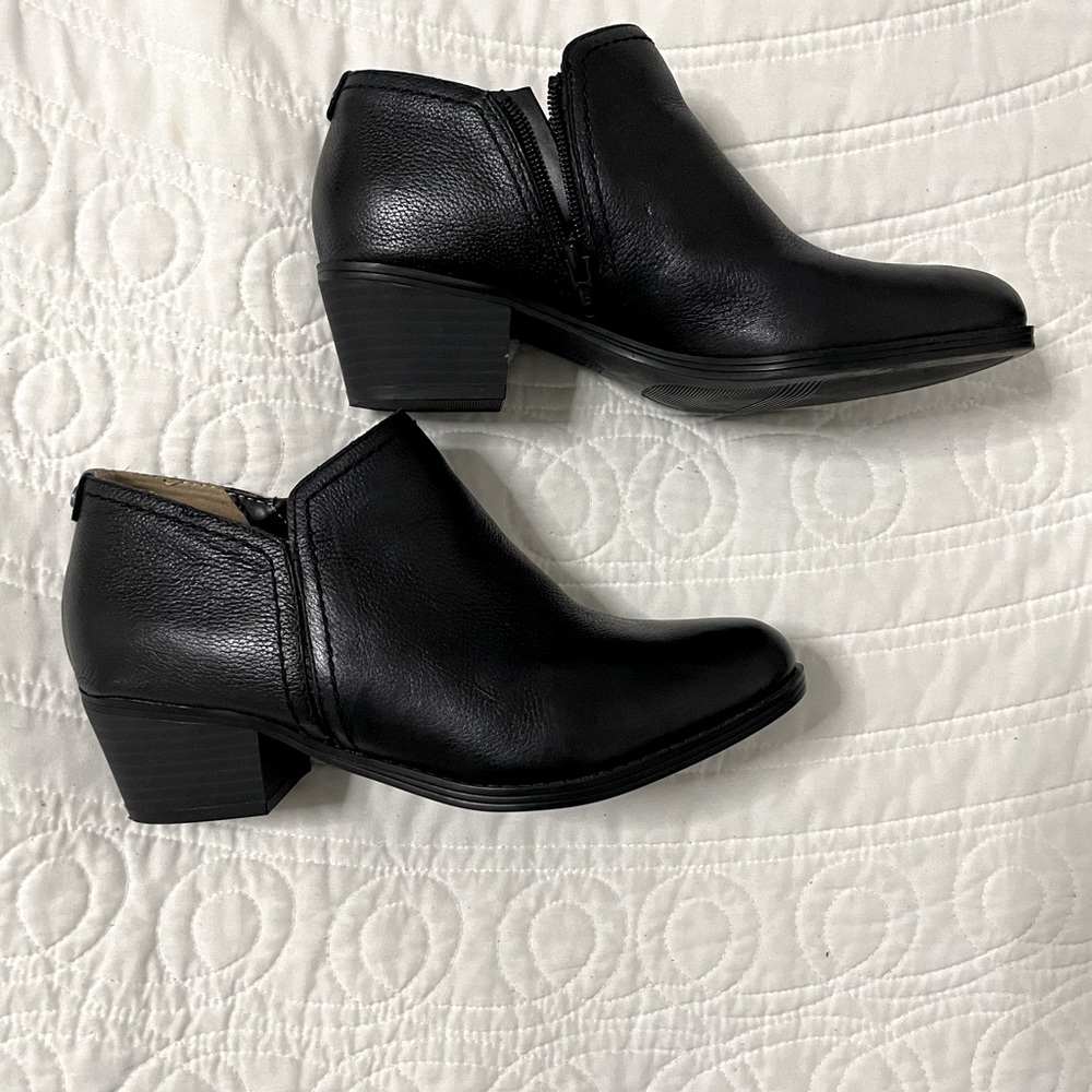 Black Naturalizer booties. Upper leather.Size 7, made in Ethiopia.